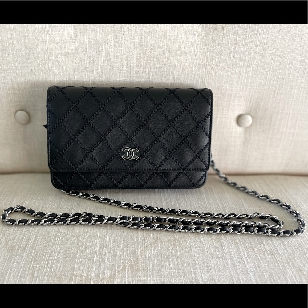 BRAND NEW CHANEL O MINI WALLET ON CHAIN